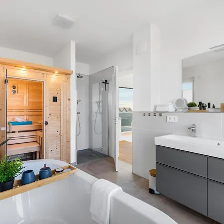 King Erste Lage, Dachterrasse, Meerblick, Carport, Kamin, Sauna, Terrasse, Aussenrolllaeden Olpenitz